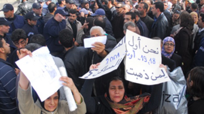 ضحايا “عدل” يغلقون الطريق السريع ويطالبون بسكناتهم