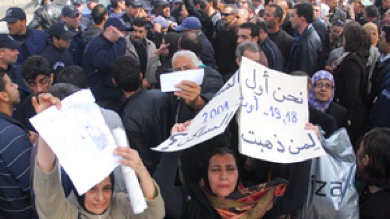 ضحايا “عدل” يغلقون الطريق السريع ويطالبون بسكناتهم