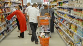 ارتباك في الأسواق ومواد غذائية “لمن استطاع إليها سبيلا”