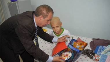 Echorouk dans les hôpitaux pour distribuer des cadeaux aux enfants malades du cancer