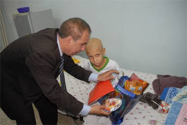 Echorouk dans les hôpitaux pour distribuer des cadeaux aux enfants malades du cancer