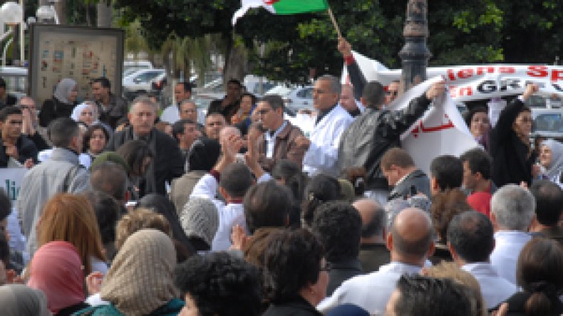 قوات الأمن توقف عشرات الأطباء المقيمين أمام رئاسة الجمهورية