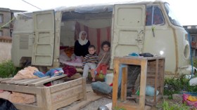 الشروق تقف على معاناة سيدة جزائرية تتخذ من شاحنة مسكنا لها !!