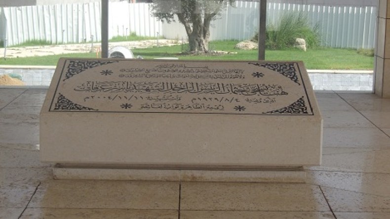 خبراء روس يشاركون في استخراج رفات عرفات