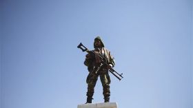 السعودية تستعيد عريفاً وتسلم سبعة يمنيين