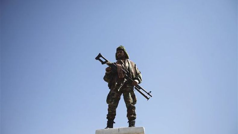 السعودية تستعيد عريفاً وتسلم سبعة يمنيين