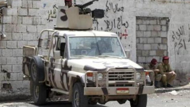 مقتل ضابط يمني في عدن وإصابة 2 في تفجير في المكلا