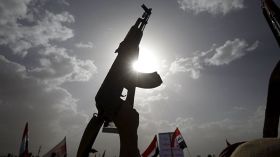 الحوثيون يستولون على معسكر للجيش اليمني