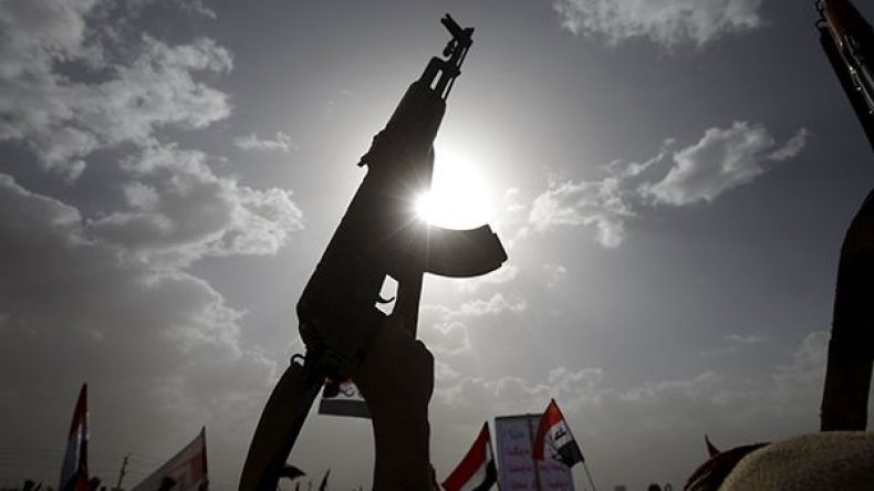 الحوثيون يستولون على معسكر للجيش اليمني