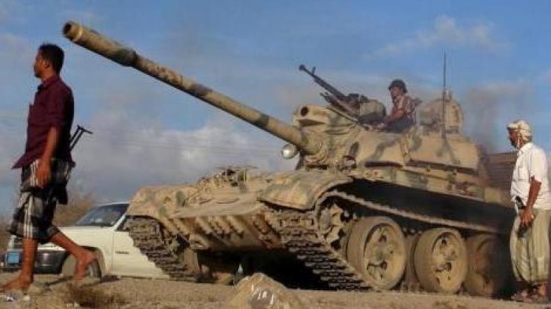 طائرات تقصف منطقة بها مجمع رئيس اليمن في عدن