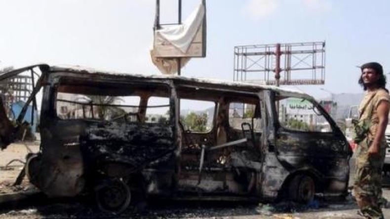 الحوثيون ينسحبون من مواقع في عدن بعد غارات للتحالف