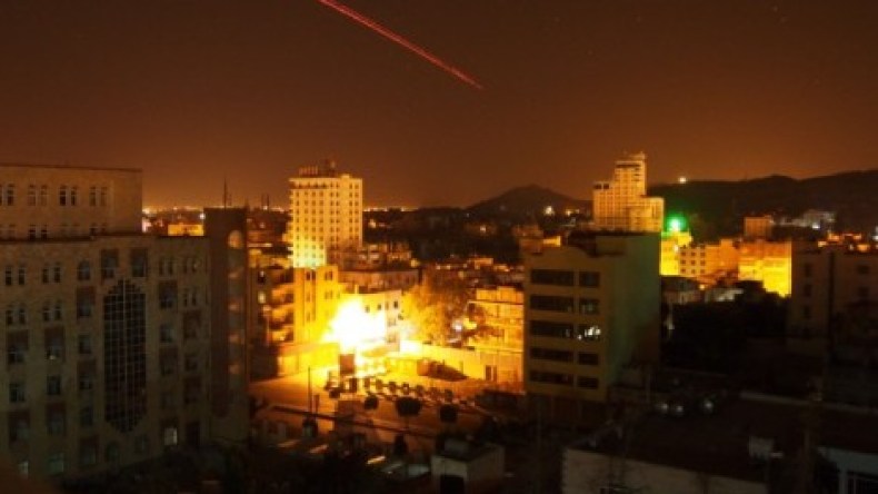طائرات التحالف تسقط أسلحة لمقاتلين في عدن للمرة الثانية