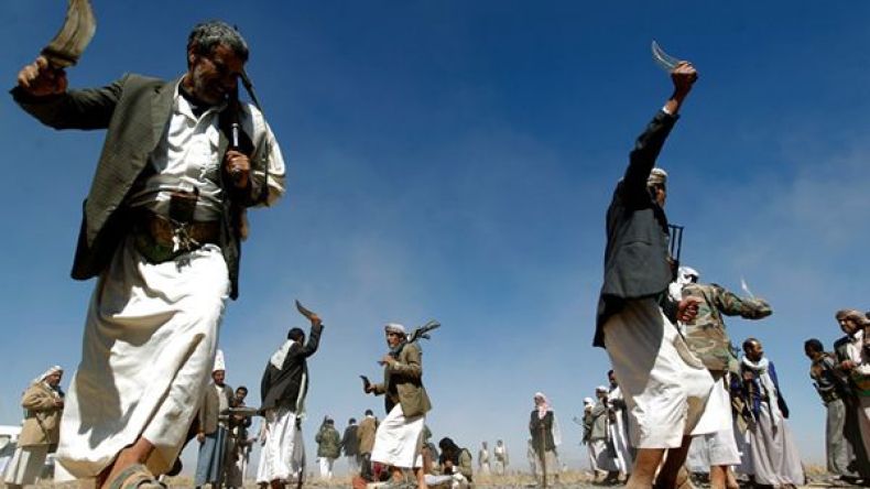 تقرير يكشف تورط إيران في تهريب الأسلحة إلى الحوثيين