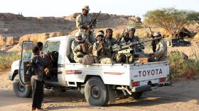 القوات الموالية لـ”هادي” تدخل منطقة باب المندب