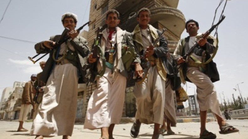 الحوثيون يرتدون الزي العسكري وينتشرون في صنعاء