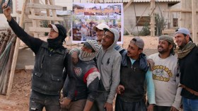 “أنت دمر وإحنا نعمر”.. حكاية عامل بناء في سوريا