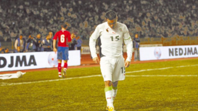 إبعاد المحترفين الذين لا يلعبون في انديتهم