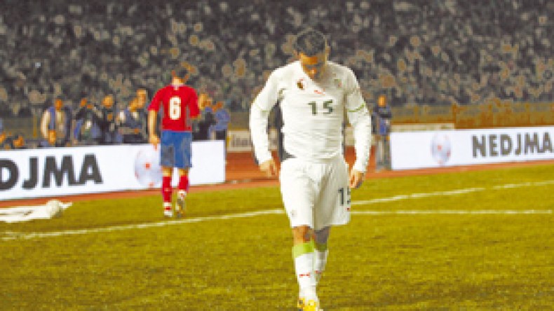 إبعاد المحترفين الذين لا يلعبون في انديتهم