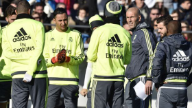 زيدان يوجه رسالة هادئة إلى لاعبيه لتخطي أزمة “البرنابيو”