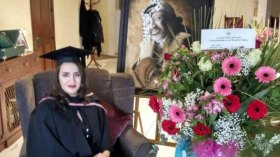 زهوة عرفات تكرم أباها في حفل تخرُّجها