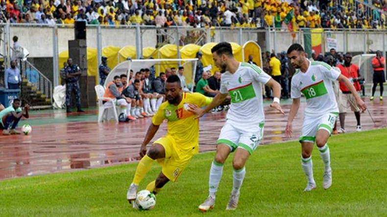 الكاف تعاقب البينين بـ 20 ألف دولار بسبب الجزائر