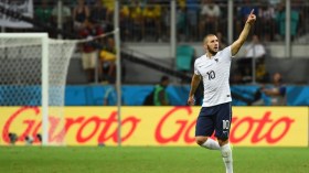 بن زيمة.. وحيد ضد الجميع