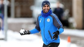 محرز يتسلّى بِالثلج!