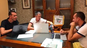 ألكاراز يعقد اجتماعا مع مساعدَيه