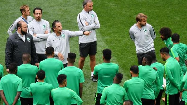 مدرب السعودية يُبرّر واللاعبون يعتذرون