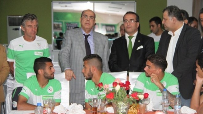 مدير “موبيليس” يزور “الخضر” ويدعّمهم معنويا