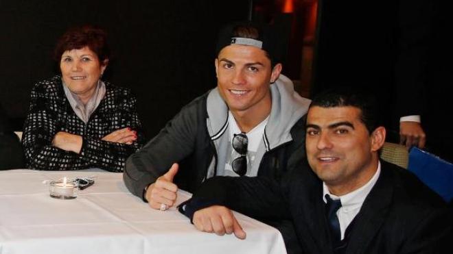 إحتجاز والدة رونالدو بمطار مدريد