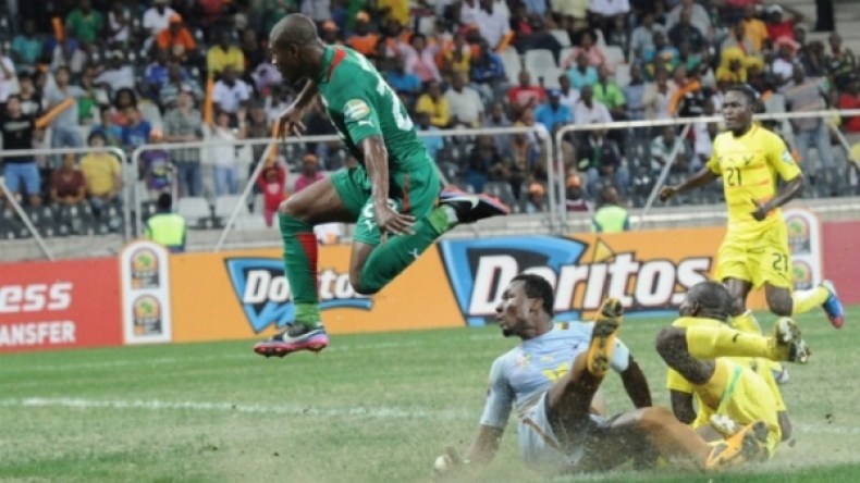 الفيفا تشدّد على ضرورة إحضار جواز السفر بسبب الأفارقة