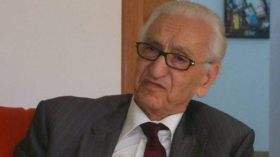 دقيقة صمت ترحّما على المناضل التاريخي “آيت أحمد”