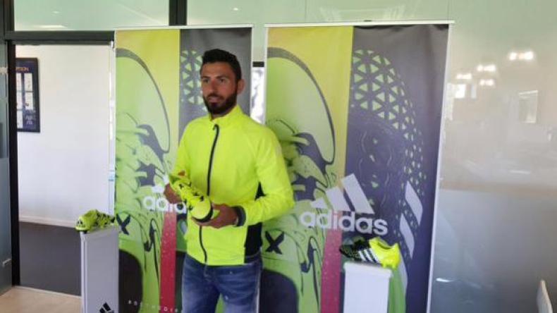 عنتر يحي بحذاء جديد من تصميم “أديداس”