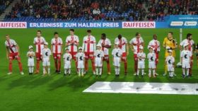 في أوروبا كل شيئ بمقابل مالي.. حتى أطفال الملاعب!؟