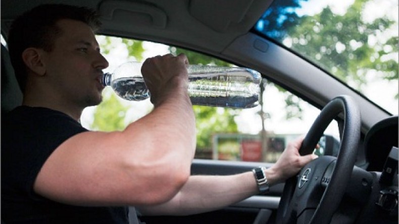 دراسة تحذَر: العطش أثناء القيادة يزيد حوادث الطرق إلى الضعف