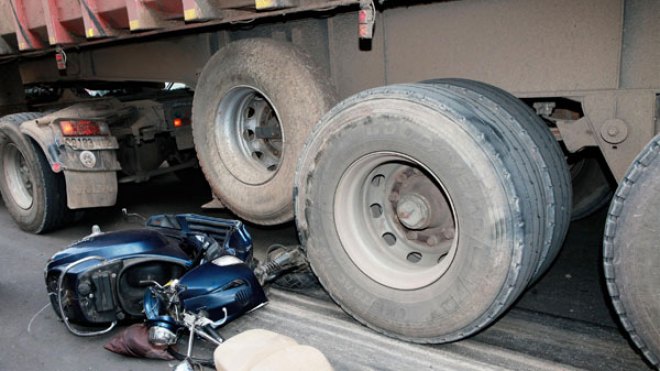 مصرع شابين إثر اصطدام دراجة نارية بشاحنة في تيبازة