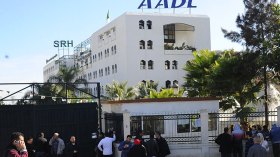 مكتتبون بـ”عدل 2″ يحتجون أمام مقر الوكالة بسعيد حمدين