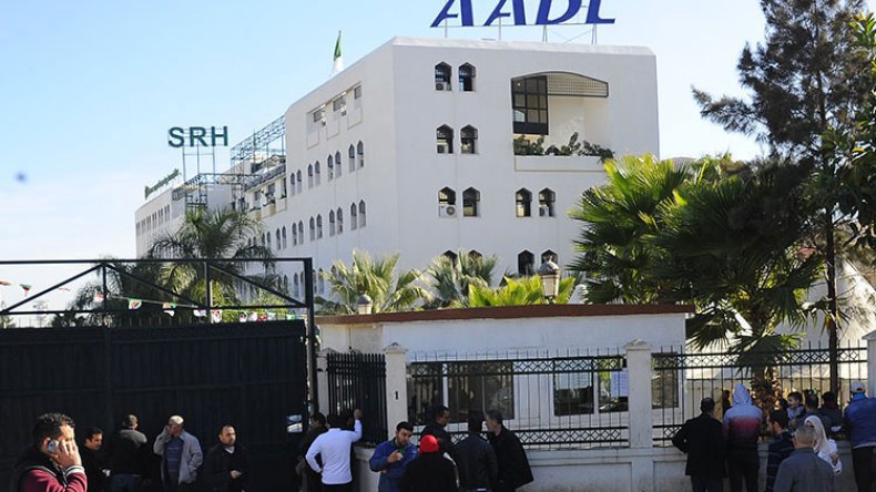 مكتتبو “عدل 2” بكوطة 8000 مسكن يحتجون أمام الوكالة بالعاصمة