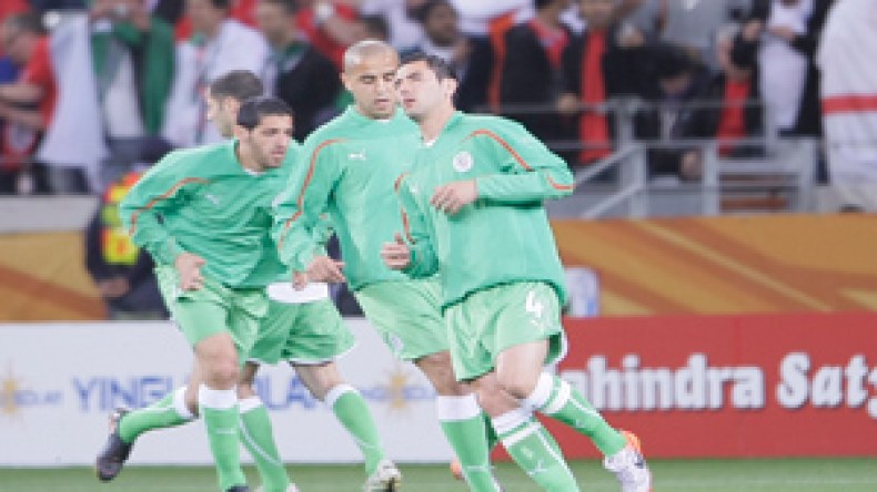 عنتر‭ ‬يحيى‭ ‬توشح‭ ‬علم‭ ‬الجزائر