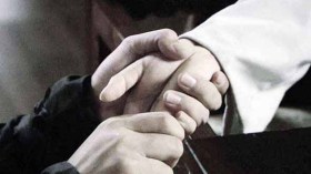 سعودي يطلّق زوجته بعدما أمسكت يده برومانسية