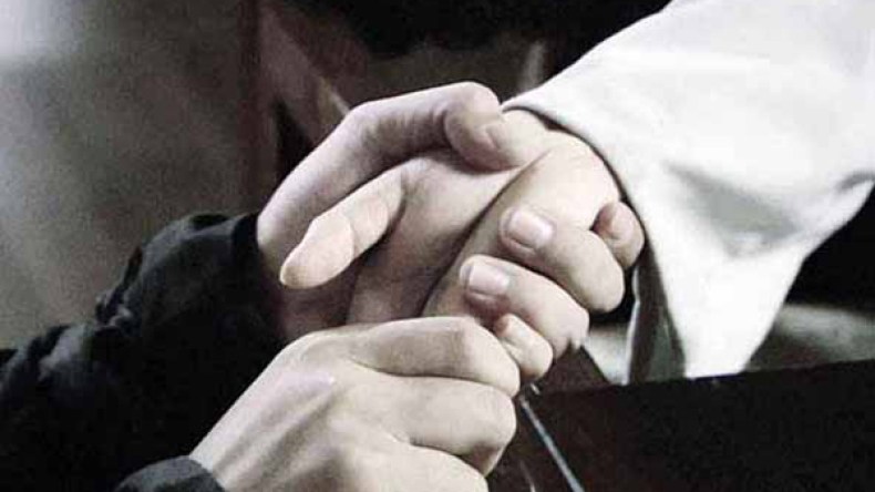 سعودي يطلّق زوجته بعدما أمسكت يده برومانسية