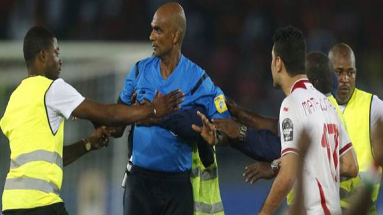 الكاف تُقصي حكم “الفضيحة” 6 أشهر وتحرج “تونس” !