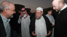 عباسي‭ ‬مدني‭ ‬يشارك‭ ‬الليبيين‭ ‬في‭ ‬احتجاجاهم‭ ‬أمام‭ ‬سفارتهم‭ ‬بالدوحة