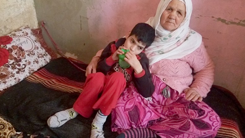 عبد اللّطيف.. قصة مأساوية لطفل مربوط بحبل منذ سنوات بمعسكر!