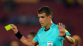 أحمد أحمد يفي بوعده ويرفع الحظر عن الحكم الجزائري عبيد شارف