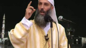 “لا علاقة لي بالقاعدة وأجهل هوية مروجي خطبي على الإنترنت”؟!