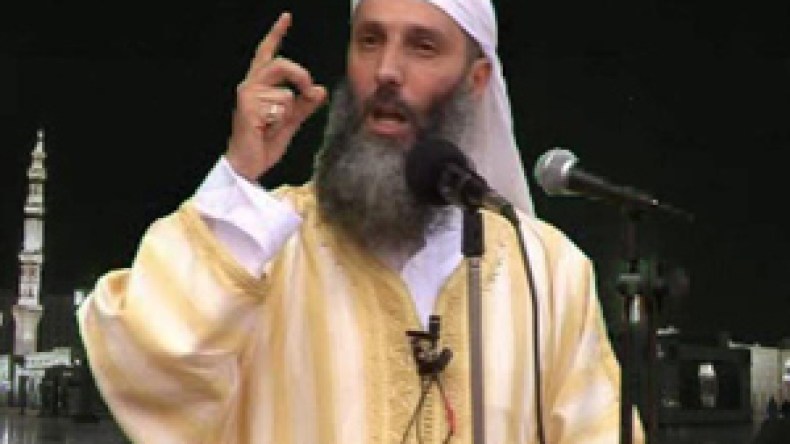 “لا علاقة لي بالقاعدة وأجهل هوية مروجي خطبي على الإنترنت”؟!