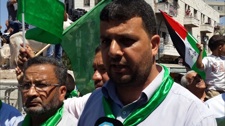 “حماس” تستنكر الاعتقال الإداري للناطق باسمها في الضفة