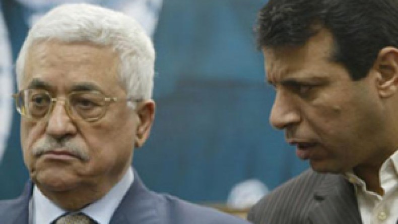 عباس أبومازن يُطيح بدحلان قبل أن ينقلب عليه